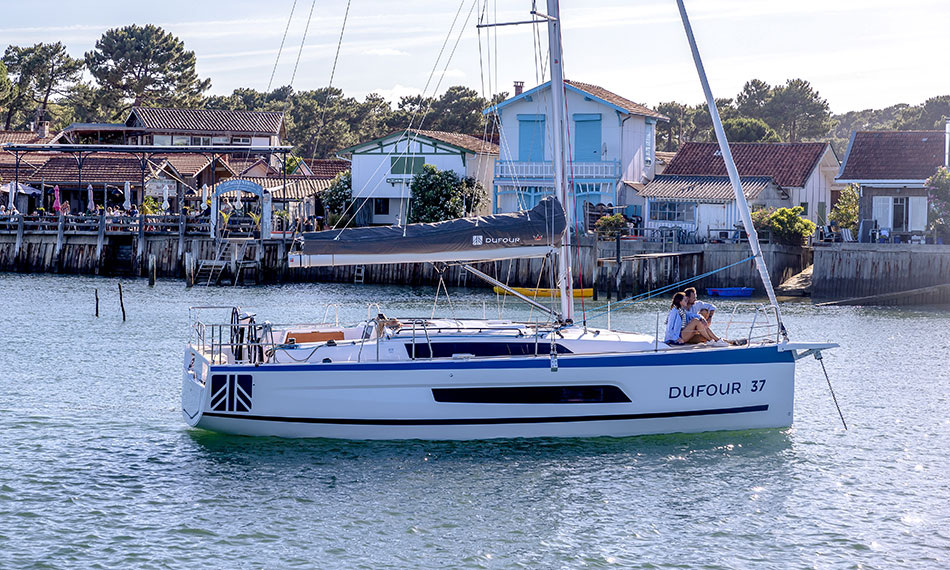7-dufour-37-luxury-sailboat-for-sale-dufour-yachts