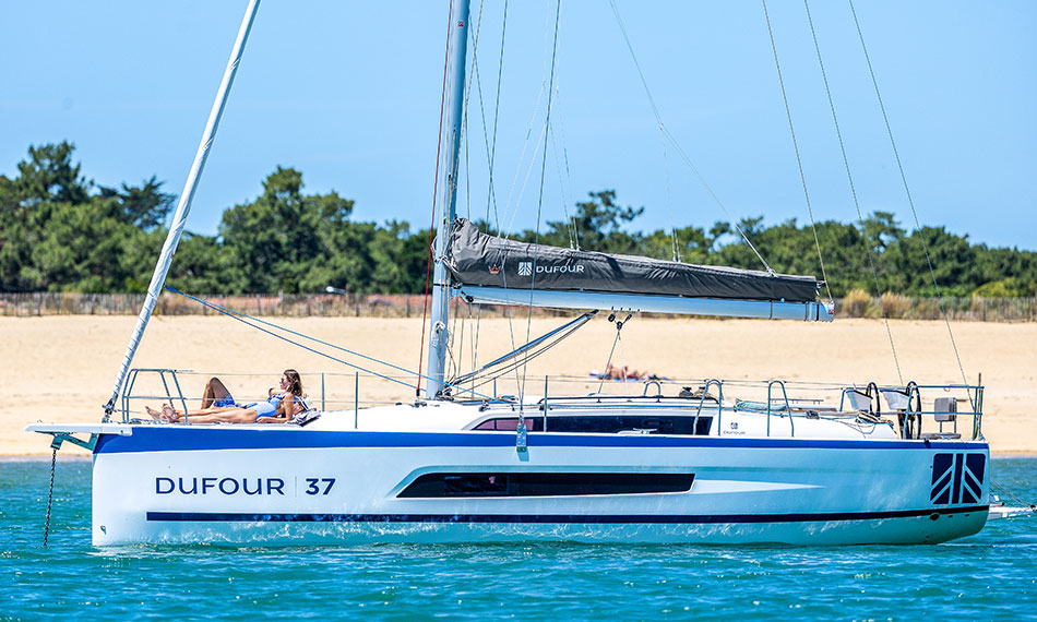 9-dufour-37-luxury-sailboat-for-sale-dufour-yachts